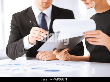 Businessman and businesswoman papier signature Banque D'Images