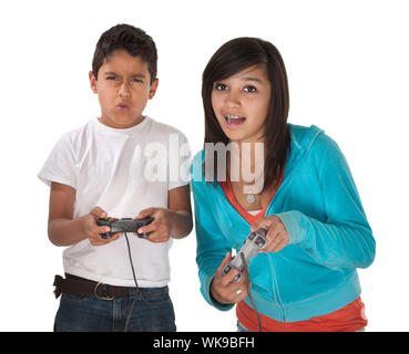 Frères et sœurs Latino bataille dans les jeux vidéos sur fond blanc Banque D'Images