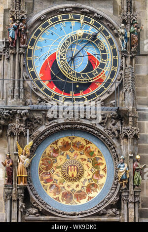Horloge astronomique de Prague sur la vieille tour de l'hôtel de ville, la plus ancienne horloge opérationnelle de l'époque médiévale (1410), grandes horloges sur la place de la vieille ville Banque D'Images