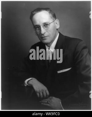 James Boyd Utt, 1899- , demi-portrait en pied, assis, face vers la gauche Banque D'Images