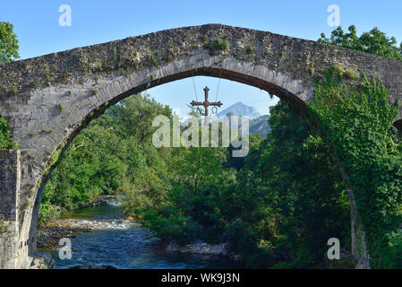 Le pont romain (Puente Romano) à Cangas de Onis, Asturias, Espagne du nord. La montagne Pico est lointain. Prienzu Banque D'Images