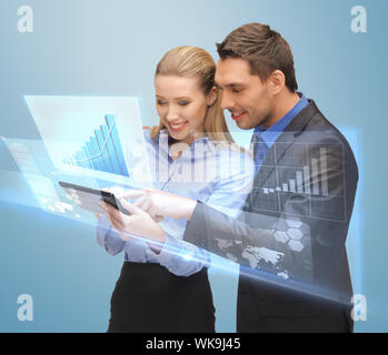 Deux personnes travaillant avec un écran virtuel Banque D'Images