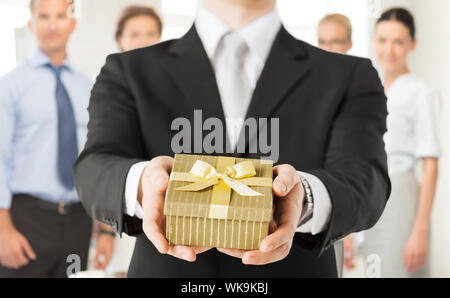Man hands holding gift box in office Banque D'Images