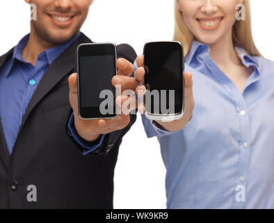 Portrait de femme et l'homme les mains avec les smartphones Banque D'Images