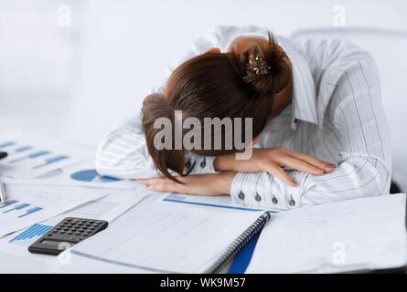 Photo de femme fatiguée de dormir au travail Banque D'Images