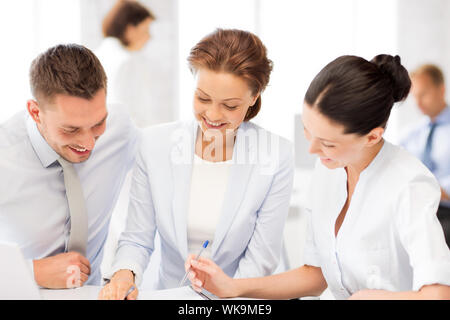 Business team having discussion in office Banque D'Images