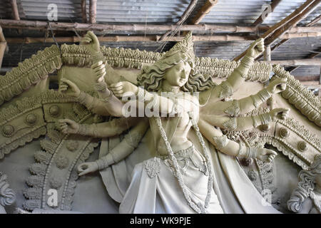 Les idoles d'argile de Durga en préparation avant le festival, l'artiste est occupé pour créer l'idole d'argile Banque D'Images