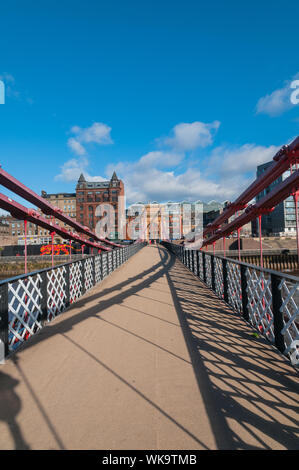 Pont suspendu au-dessus de la rivière Clyde entre Carlton Place et Clyde Street Glasgow Ecosse Banque D'Images