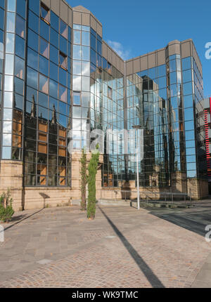 Les bâtiments à la façade de verre à côté de la cathédrale de St Andrews Clyde Street Glasgow Ecosse Banque D'Images