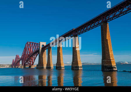 Train sur Forth Rail Bridge sur la rivière de l'avant à partir de South Queensferry Edinburgh Scotland Banque D'Images