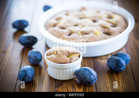 Sweet gâteau cuit avec les prunes, sur une table. Banque D'Images