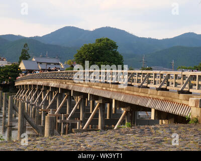 Japon - photo de Sean Sprague de Arashiyama, Kyoto. Plus de pont Togetsu-kyo Hozu-gawa rive. Banque D'Images