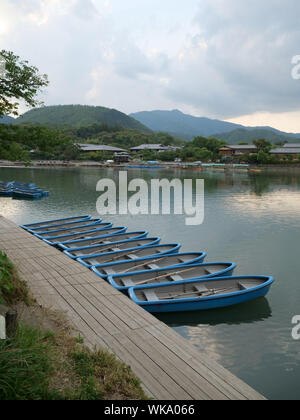 Japon - photo de Sean Sprague de Arashiyama, Kyoto. La rivière Hozu-gawa. Banque D'Images