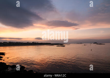 Coucher du soleil sur le Firth of Forth, à North Berwick East Lothian avec de l'agneau & Îles Fidra Ecosse Banque D'Images