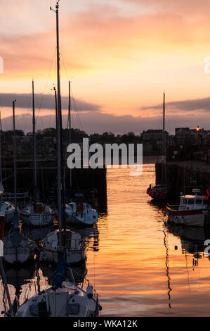 Bateaux et yachts dans le port North Berwick East Lothian en Écosse au coucher du soleil Banque D'Images