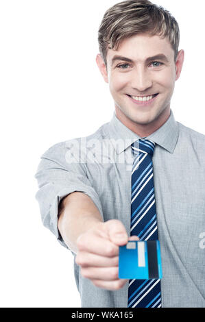 Young corporate guy montrant sa carte de débit Banque D'Images