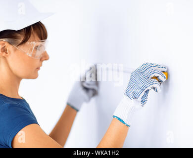 Architecture et rénovation accueil concept - architecte femelle avec mur de mesure ruller flexible Banque D'Images