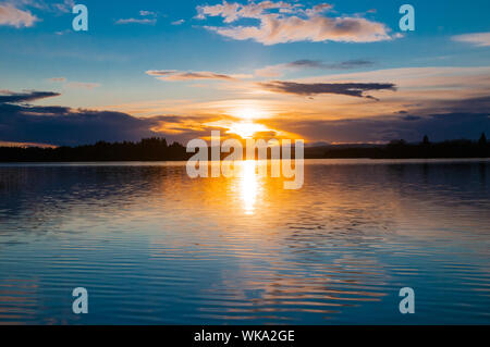 Coucher du soleil sur le lac d'Ecosse 'uniquement' Lac de Menteith nr Port de Menteith District Stirling en Écosse Banque D'Images