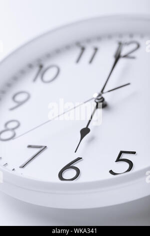 Réveil blanc montrant 6 heures Banque D'Images