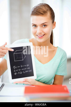 L'éducation, de la technologie et internet concept - smiling student girl with tablet pc Banque D'Images