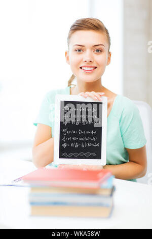 L'éducation, de la technologie et internet concept - smiling student girl with tablet pc Banque D'Images