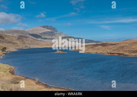 Loch Leathen Trotternish avec Vieil Homme de Storr nr Portree Île de Skye Highland Ecosse Banque D'Images