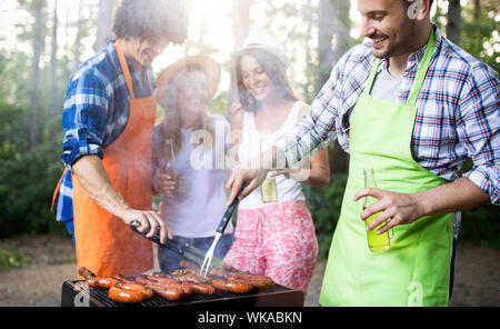 Happy friends enjoying barbecue et grill party outdoor Banque D'Images