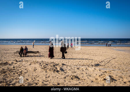 Lettonie : Jurmala. Les promeneurs sur la plage au printemps, en face de la mer Baltique Banque D'Images