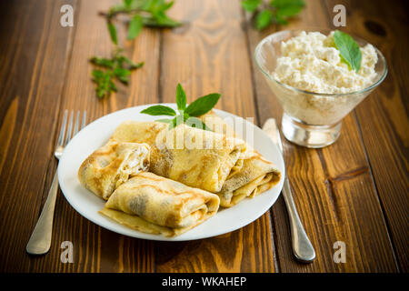 Crêpes minces frit sucré avec du fromage cottage à l'intérieur Banque D'Images