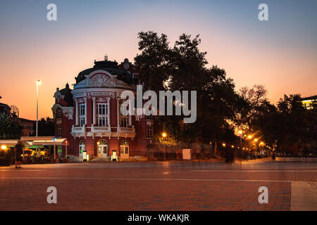 Belle vue sur le théâtre dans le centre-ville de Varna, Bulgarie. Banque D'Images