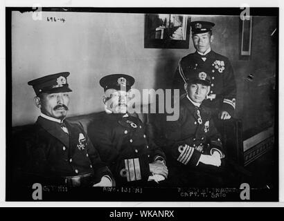 Les officiers de la marine japonaise : le Capitaine G. Ishii, Adm. Ijichi, Drapeau Lieut. Shimomure, et le Capitaine T. Sato Banque D'Images