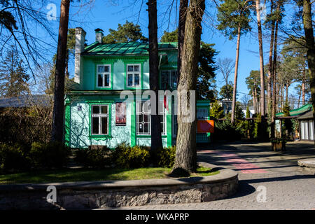 Lettonie : Jurmala. Au printemps, les maisons en bois traditionnelles aux façades colorées Banque D'Images