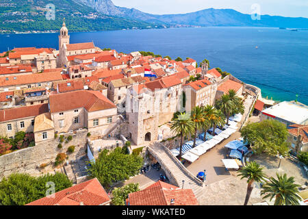 Ville historique de Korcula et tours de la ville vue panoramique aérienne de l'île, dans le sud de l'archipel de la Croatie Banque D'Images