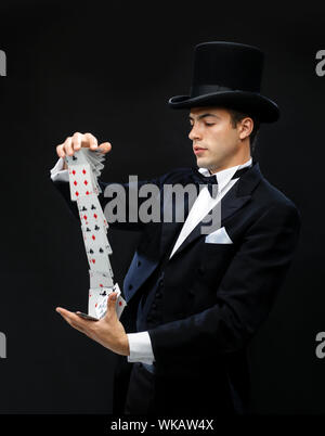 Magicien montrant tour avec des cartes à jouer Banque D'Images