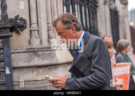 Tom Newton Dunn arrivant comme le Parlement a repris ses travaux après le congé d'été à nouveau premier ministre Boris Johnson débattre No Deal Brexit et proroger Banque D'Images