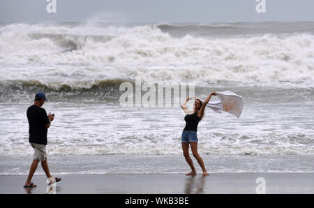 Cocoa Beach, États-Unis. 06Th Sep 2019. Un couple aime le vent et que l'ouragan surf lourd Dorian se tourne vers le nord au large de la côte orientale de Floride après une tempête de catégorie 2 est affaibli dévaste les régions de la France. Credit : SOPA/Alamy Images Limited Live News Banque D'Images