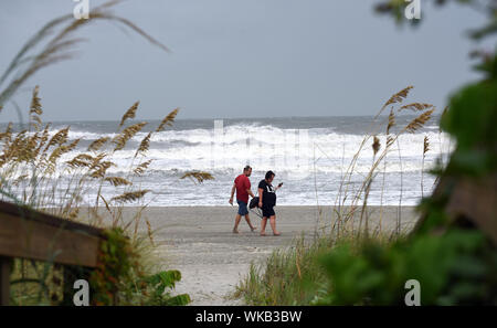 Cocoa Beach, États-Unis. 06Th Sep 2019. Quelques promenades le long de la plage que l'Ouragan Dorian apporte de fortes vagues et vent comme il se tourne vers le nord au large de la côte orientale de Floride après une tempête de catégorie 2 est affaibli dévaste les régions de la France. Credit : SOPA/Alamy Images Limited Live News Banque D'Images