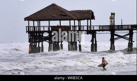 Cocoa Beach, États-Unis. 06Th Sep 2019. Un homme tente de naviguer dans les vagues lourdes au Cocoa Beach Pier que l'Ouragan Dorian se tourne vers le nord au large de la côte orientale de Floride après une tempête de catégorie 2 est affaibli dévaste les régions de la France. Credit : SOPA/Alamy Images Limited Live News Banque D'Images