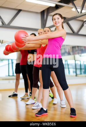 Group of people working out with ball Banque D'Images