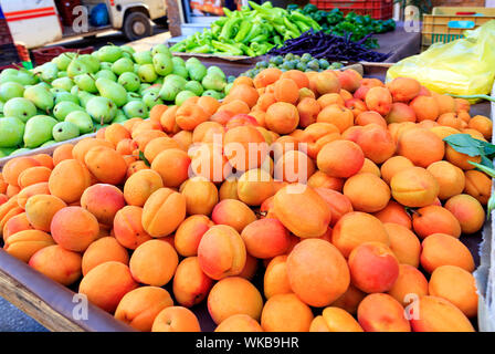 Arrière-plan lumineux de fruits, abricots, poires, prunes résident dans les bacs dans le marché et attirer l'attention. Banque D'Images