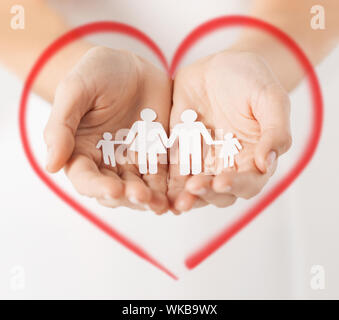 L'amour, la famille et le bonheur concept - close up of womans mains montrant la famille homme papier Banque D'Images