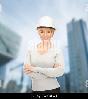 La construction, l'élaboration, l'architecture, consrtuction concept - Femme entrepreneur dans le casque blanc Banque D'Images