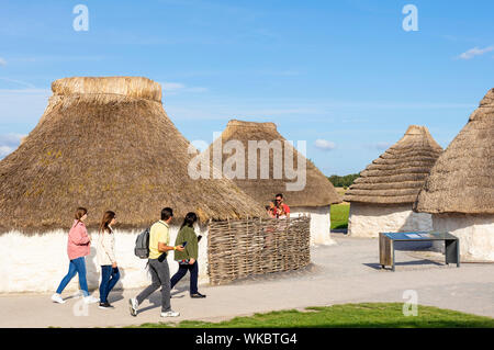 Les visiteurs du Néolithique reproduction maisons au centre des visiteurs de Stonehenge Stonehenge près de Amesbury Wiltshire england uk go Europe Banque D'Images