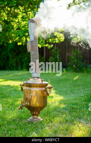 Samovar Russe traditionnel du chauffage et de l'ébullition de l'eau dans un jardin d'été Banque D'Images