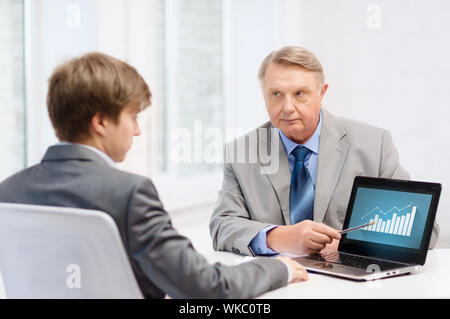 Business, de la publicité, de la technologie et de l'office concept - homme plus âgé et Young man with laptop computer in office Banque D'Images