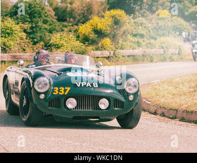 HWM JAGUAR 3.4 SPORT 1954 vieille voiture de course en rallye Mille Miglia 2018 la célèbre course historique italien (1927-1957) Banque D'Images