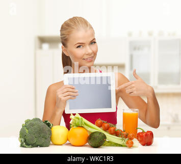 Femme avec fruits, légumes et tablet pc