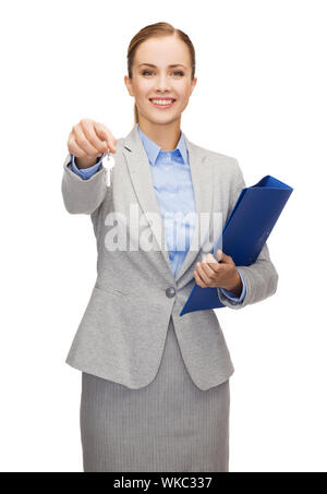 Smiling businesswoman with folder et clés Banque D'Images