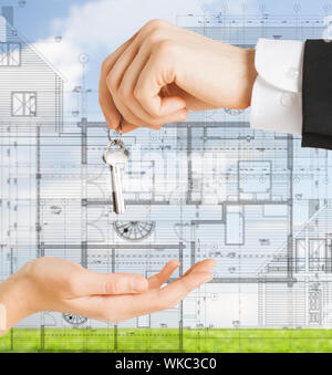 Immobilier, architecture, et develooing constructure concept - close up of man main passant des clés de la maison à la femme Banque D'Images