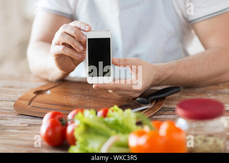 Close up of male hands holding smartphone Banque D'Images